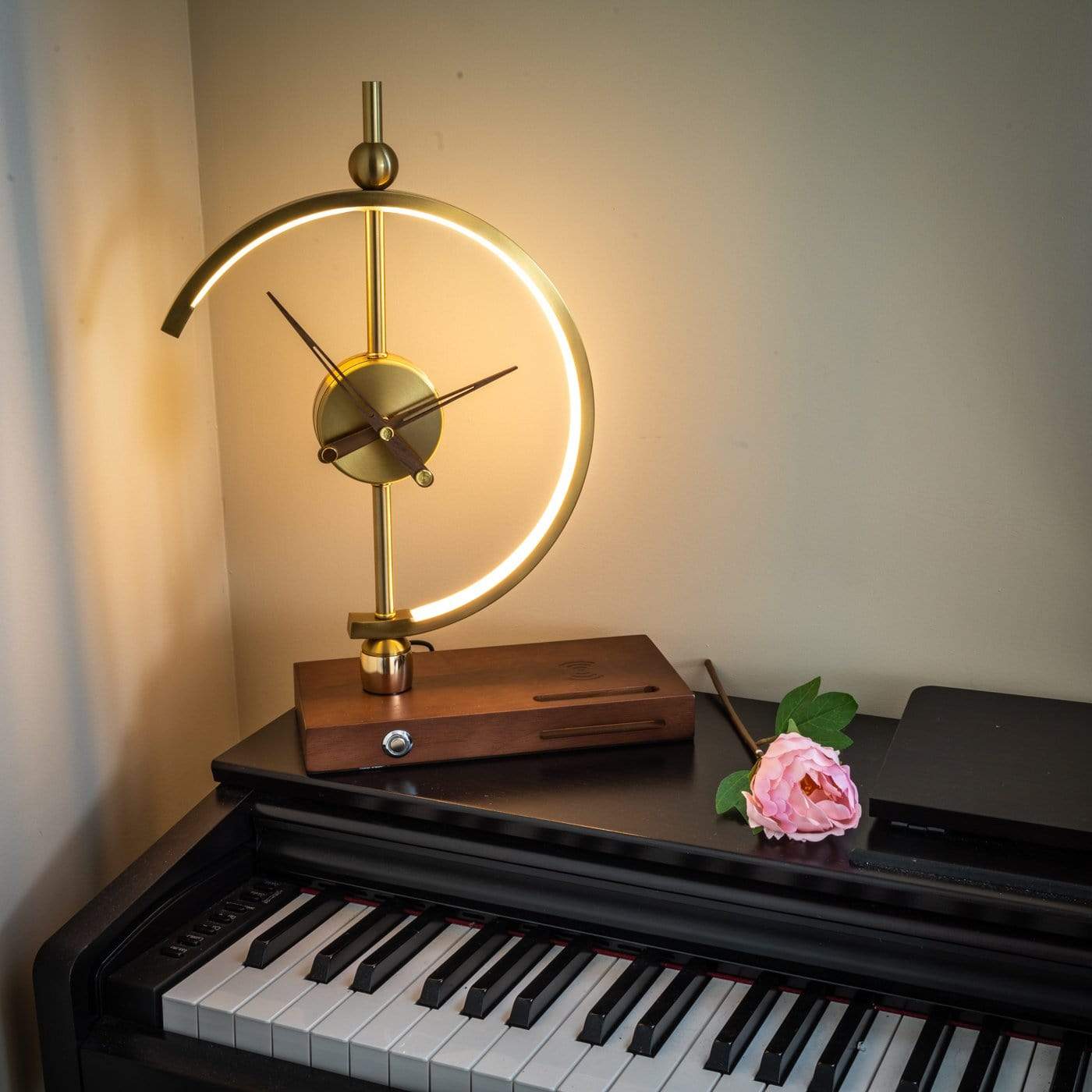 Luxuriöse Lampenuhr Schweiz – LED Nachttischlampe Mit Ladegerät